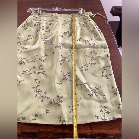 The office-appropriate pencil skirt with a touch of bohemian flair - Picture 7 of 7